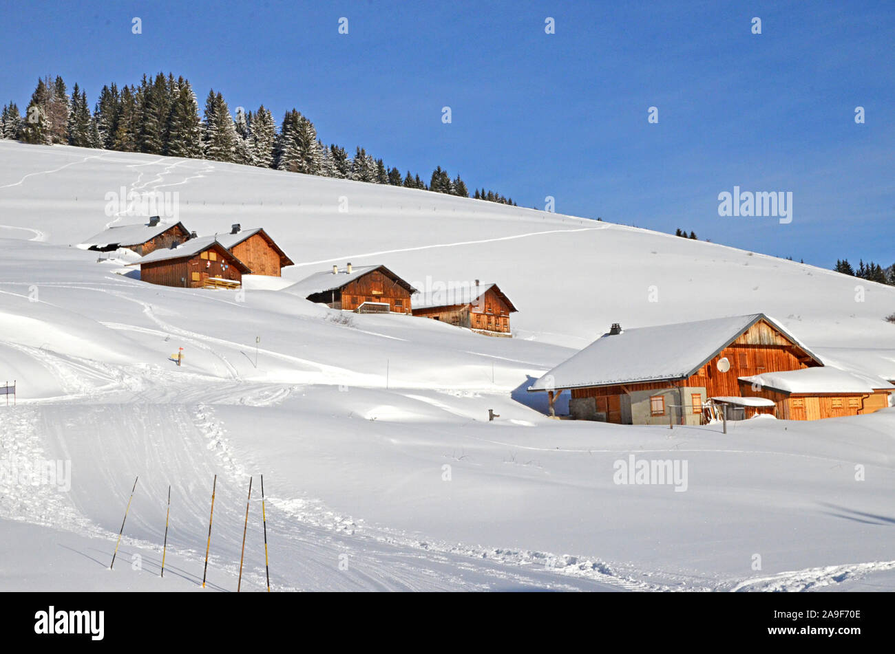 Beau paysage d'hiver pacifique dans les Alpes France, à l'une des stations de ski, la France. Plusieurs maisons typiques en bois (chalet appelé en français). Banque D'Images