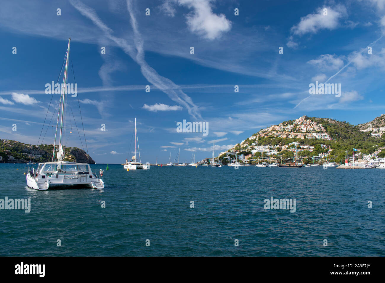 Port d'Andratx Majorque vue sur la baie de l'entrée principale de la méditerranée avec voiliers ancrés dans la baie sur une chaude et belle journée. Banque D'Images