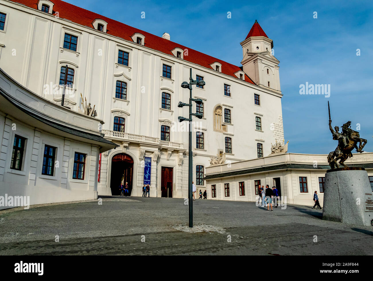 Personnes regardant le château de Bratislava sur la colline de Bratislava, Slovaquie Banque D'Images
