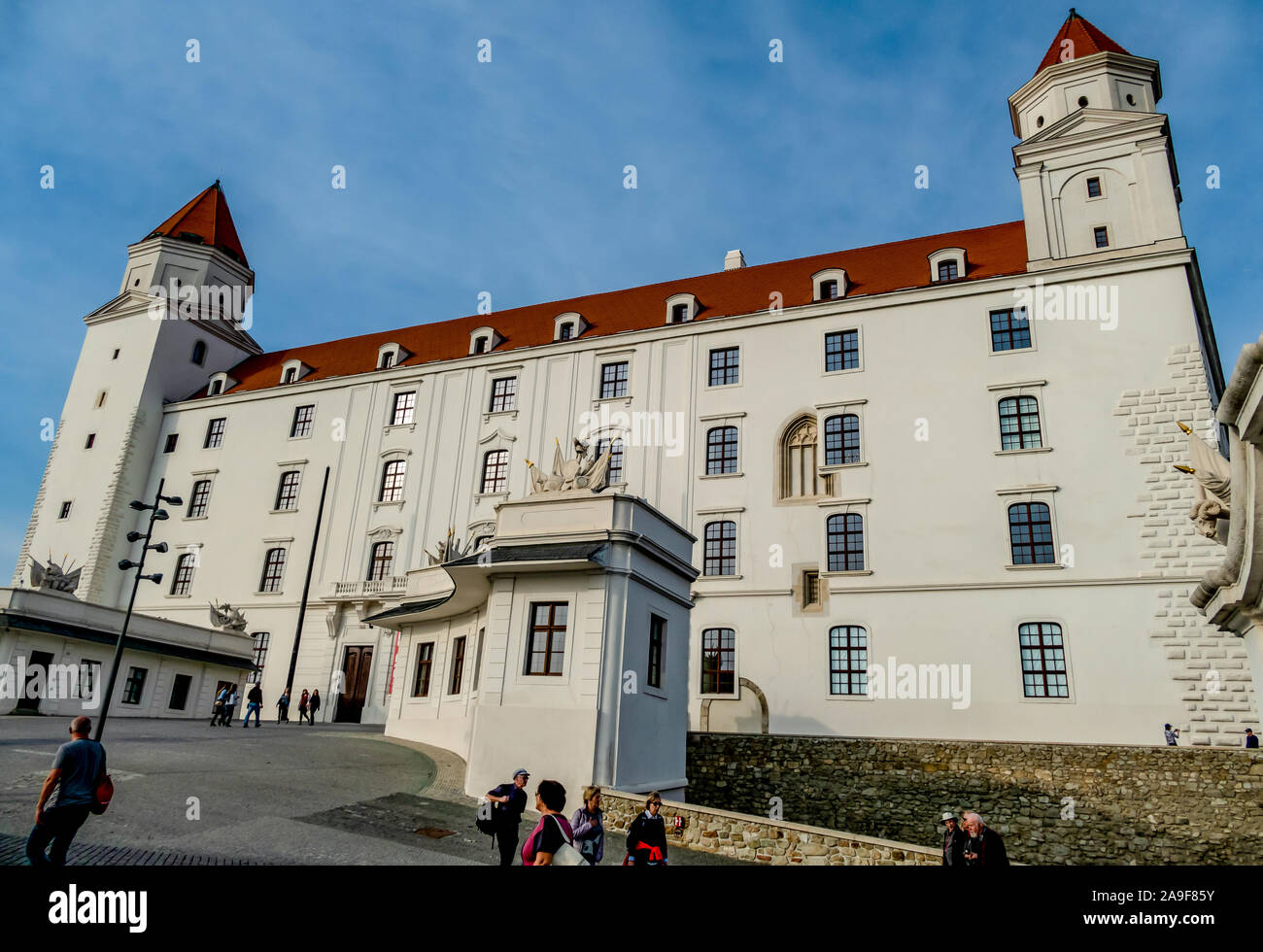 Personnes regardant le château de Bratislava sur la colline de Bratislava, Slovaquie Banque D'Images