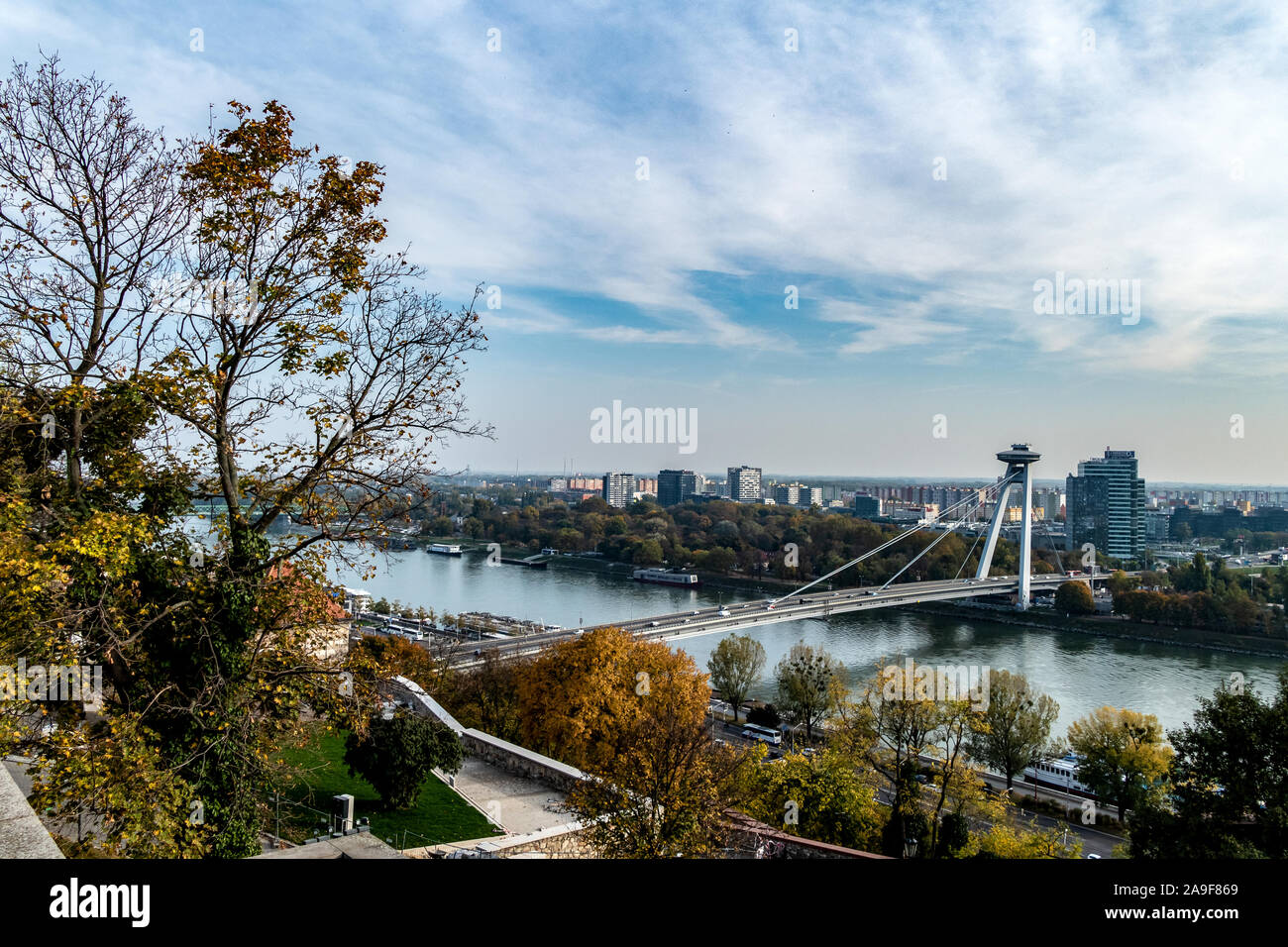 Une vue sur le Danube rived que cette exposition célèbre Tour d'OVNIS sur le pont SNP, à Bratislava, Slovaquie Banque D'Images