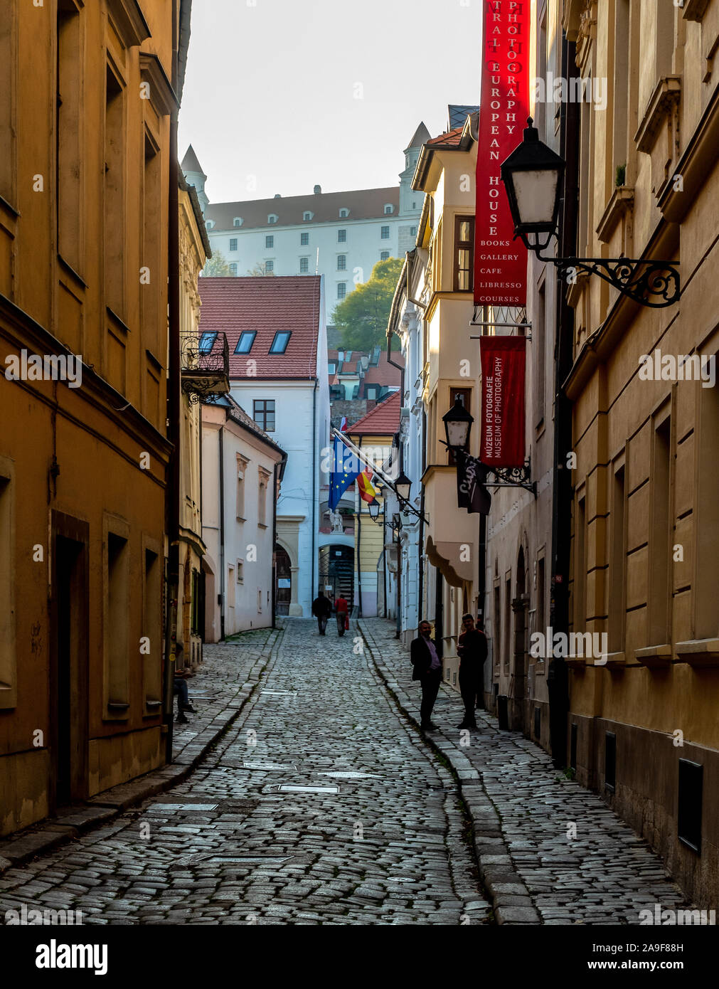 Une rue dans la vieille ville de Bratislava, Slovaquie Banque D'Images