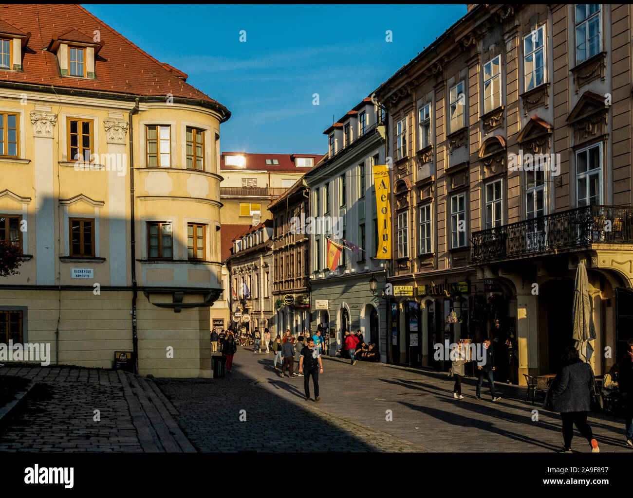 Les gens de shopping dans la vieille ville de Bratislava, Slovaquie Banque D'Images