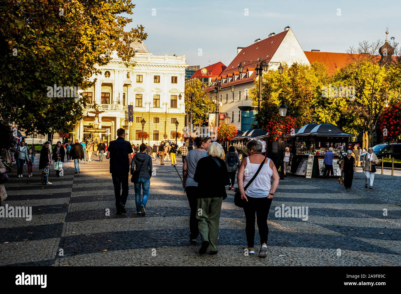 Les gens se promener sur la place principale de la vieille ville de Bratislava Banque D'Images