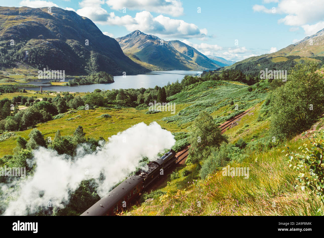 Le Train à vapeur Jacobite, également connu sous le nom de train de Poudlard comme il a été utilisé dans le film Harry Potter, qui se déplacent le long de franchise le viaduc de Glenfinnan Banque D'Images