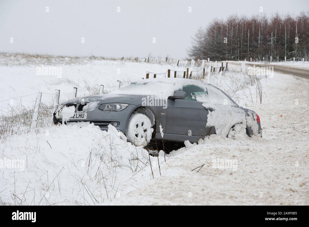 Doris tempête : Météo photos North Lanarkshire : une voiture s'est écrasé au large de la route dans la neige près de Caldercruix North Lanarkshire. Banque D'Images
