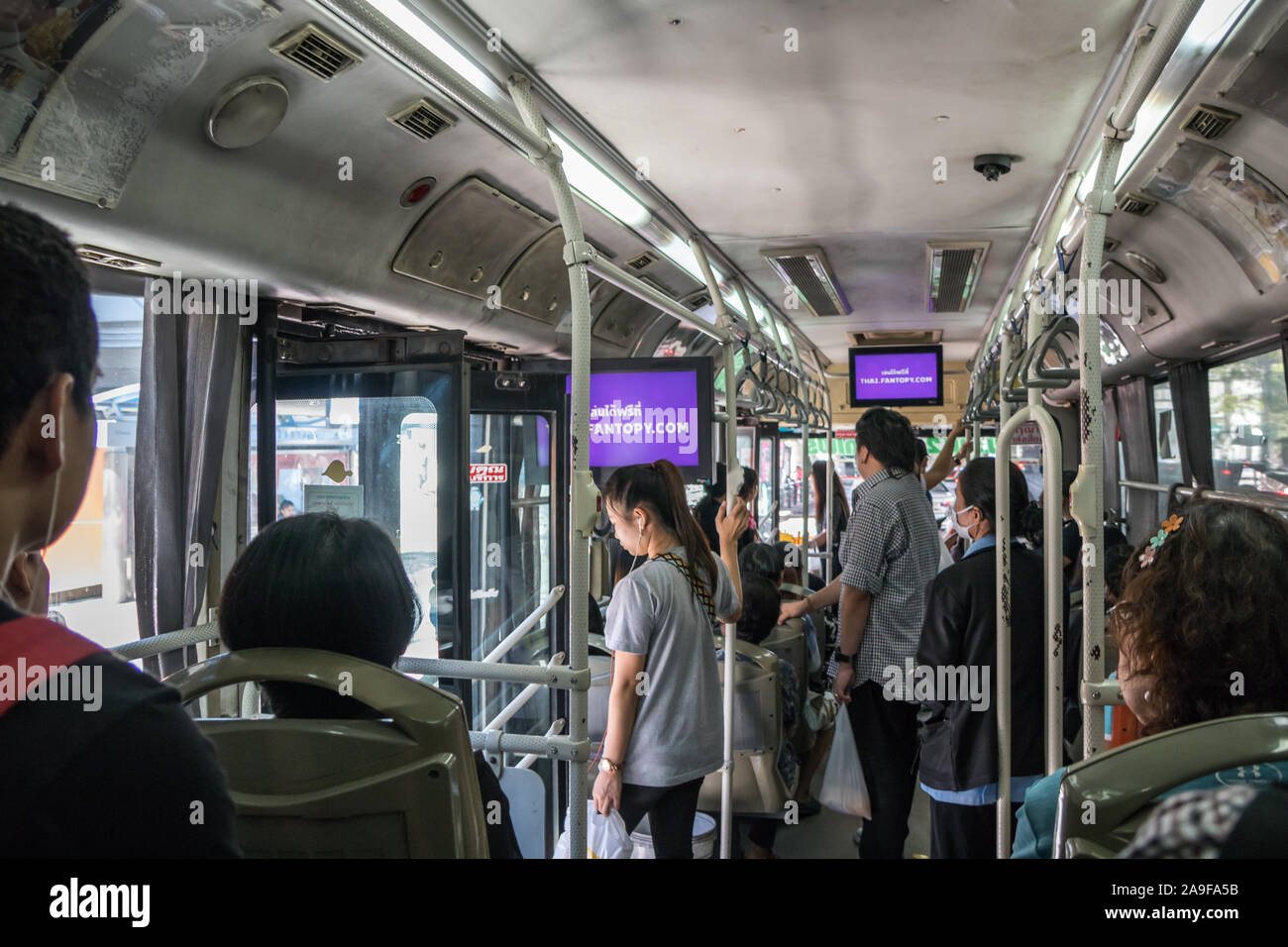 Bangkok, Thaïlande - 25 septembre 2018 : les passagers dans un bus. Les sections locales comptent sur les bus qui sont la forme la moins chère des transports. Banque D'Images