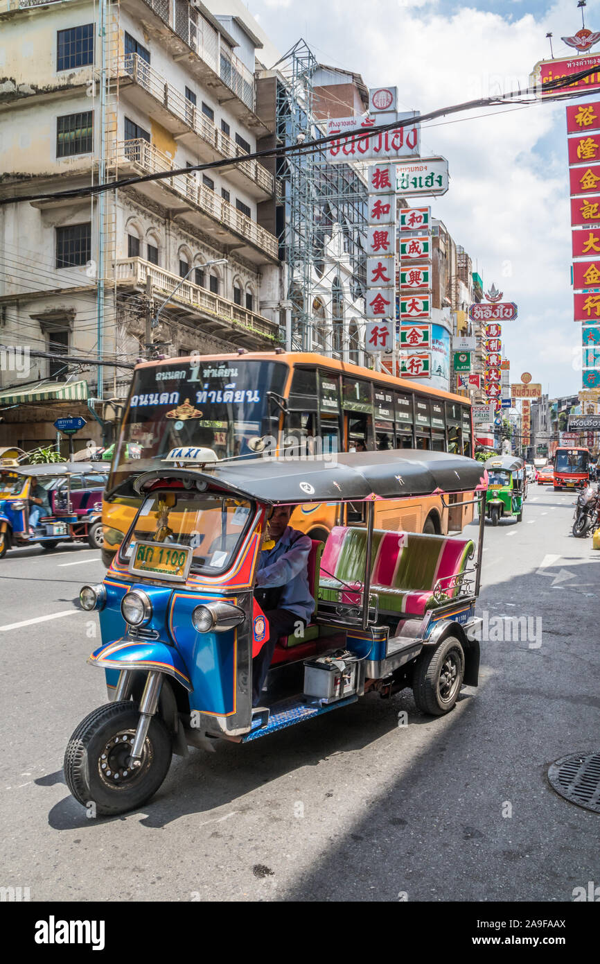 Bangkok, Thaïlande - 26 septembre 2018 : tuk tuk sur Yaowarat road dans le quartier chinois. Les touristes aiment voyager dans ces taxis iconique Banque D'Images