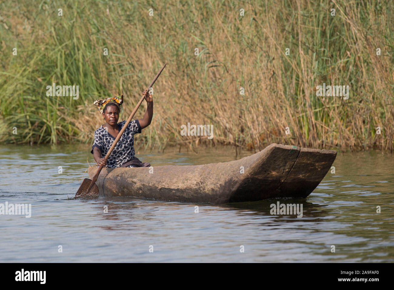 Femme Batwa dans l'étang, dans l'Ouganda, le lac Bunyonyi Banque D'Images