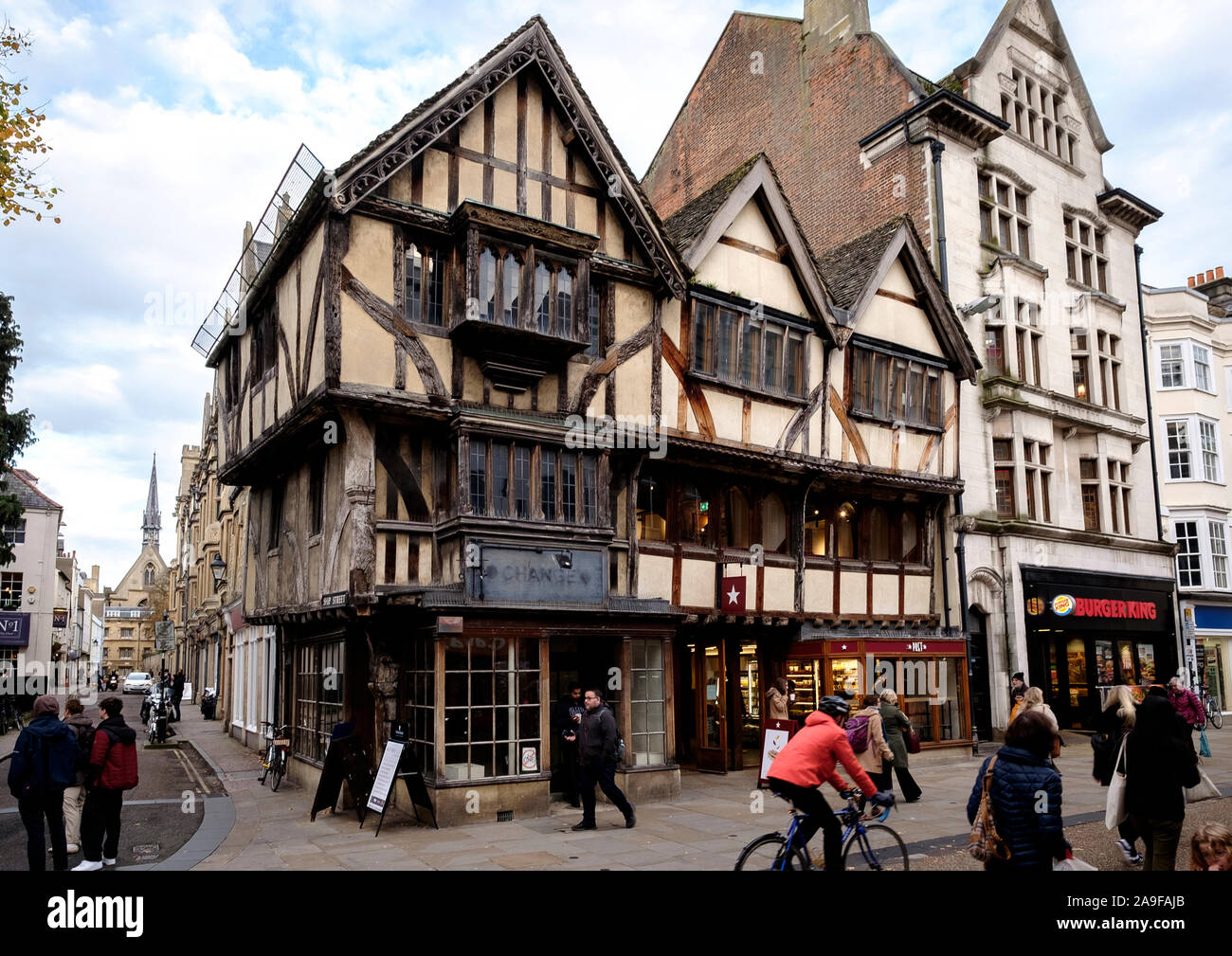 14e siècle à pans de bois situé à l'angle de Cornmarket Street et Ship Street Banque D'Images