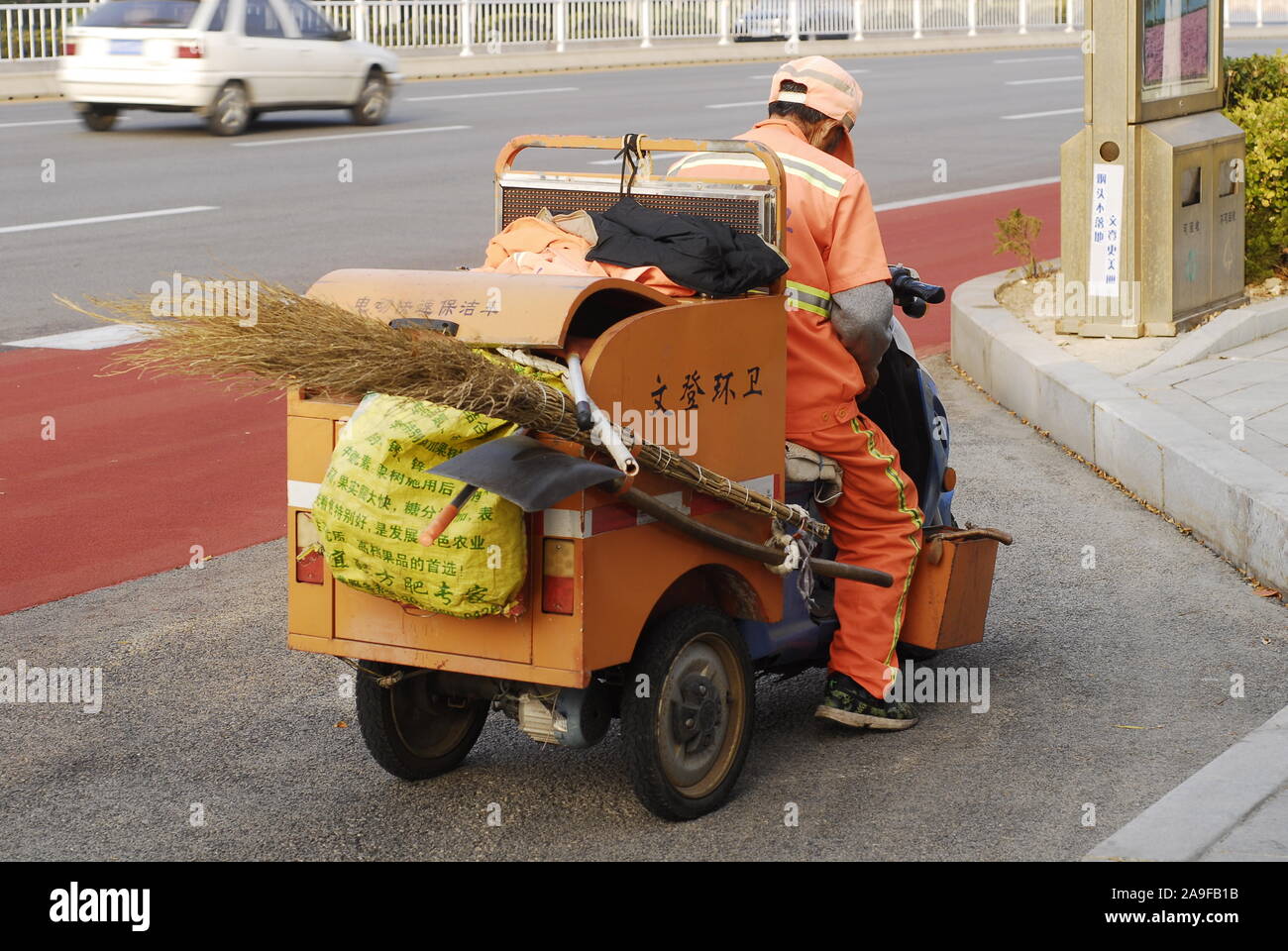 Un travailleur de l'assainissement dans une petite ville de la Chine Banque D'Images