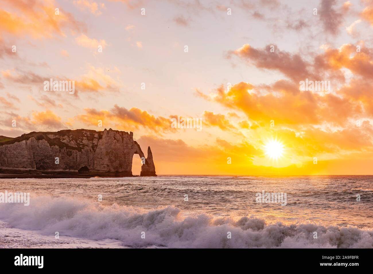 Falaises d'Etretat au coucher du soleil Photo Stock - Alamy