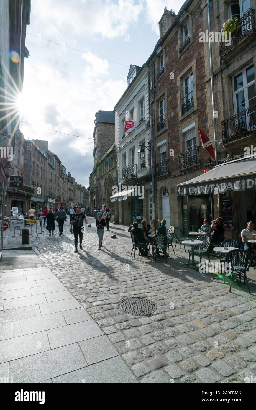 Dinan, Côtes-d-Armor / France - 19 août 2019 : les touristes profitez d'une visite dans la vieille ville historique de Dinan en Bretagne avec réglage de soleil Banque D'Images