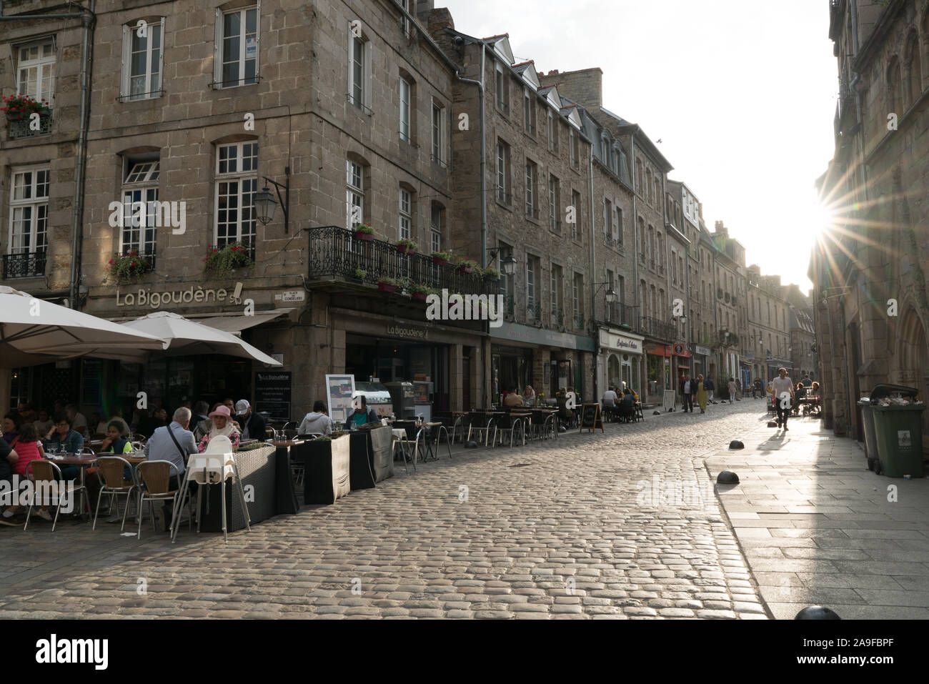 Les touristes profitez d'une visite dans la vieille ville historique de Dinan en Bretagne avec réglage de soleil Banque D'Images