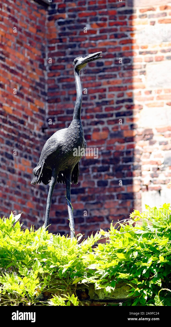 Fer à Repasser Stork nichant dans les motifs de Rufford Old Hall dans le Lancashire. Banque D'Images