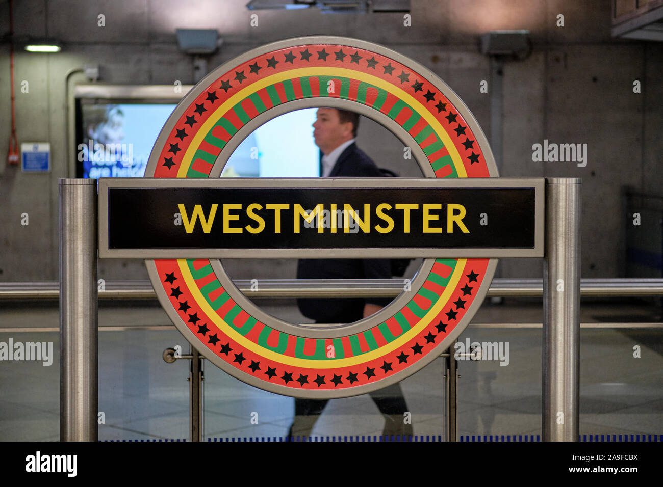 Westminster, Royaume-Uni. 15 novembre 2019. Partie du programme Art on the Underground les cocardes de la station de Westminster ont été réimaginés dans des couleurs panafricaines par l'artiste ghanéen britannique Larry Achiampong. Dans le cadre de son projet post-colonialisme, le mélange de rouge, de jaune et de vert fait partie de ses voyageurs reliques. La commission cherche à examiner les possibilités d’histoires alternées et fait partie de l’Art sur le programme Underground 2019 qui examine le rôle que les artistes peuvent jouer dans la formation d’idées de camaraderie et d’appartenance. Banque D'Images
