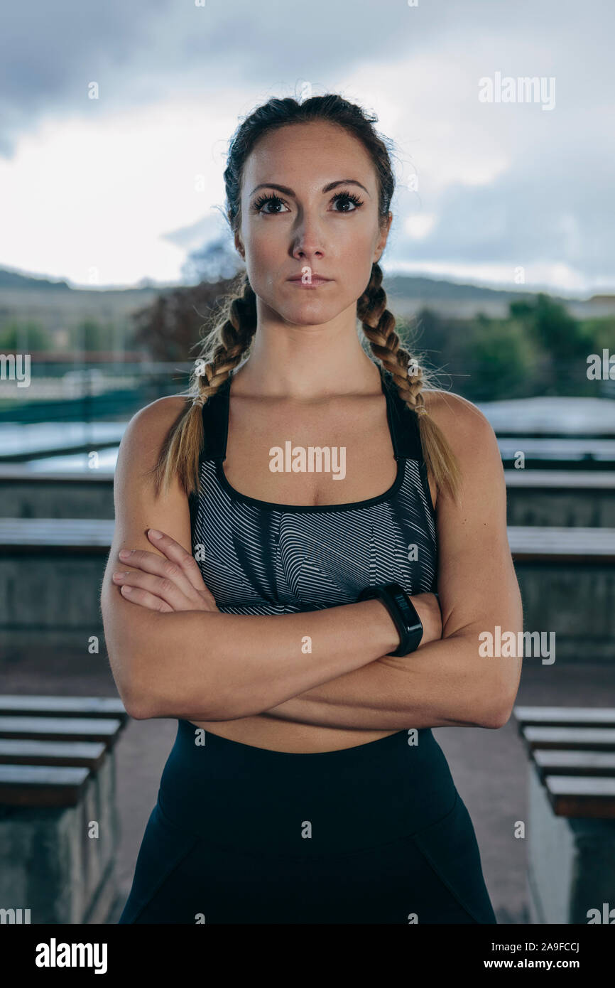 Sportswoman posing arms crossed Banque D'Images