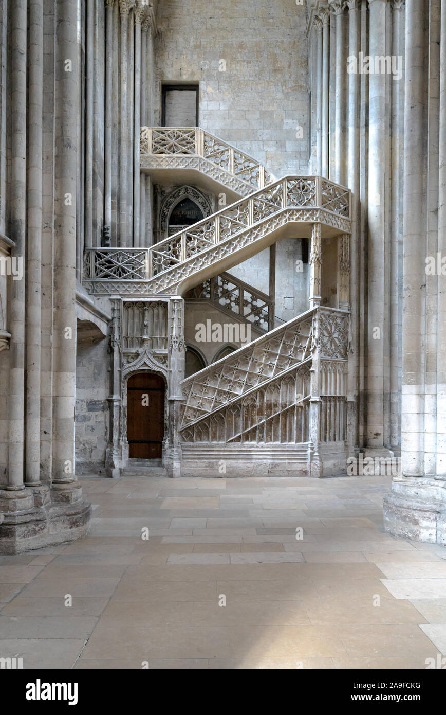 Rouen, Seine-Maritime / France - 12 août 2019 : escalier en pierre mène à la bibliothèque vue de l'intérieur de la cathédrale de Rouen Banque D'Images