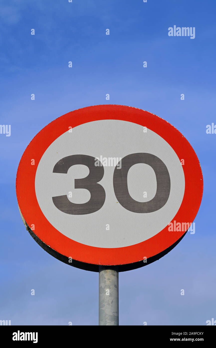 30mph avertissement de limite de vitesse routière signer Royaume-Uni Banque D'Images