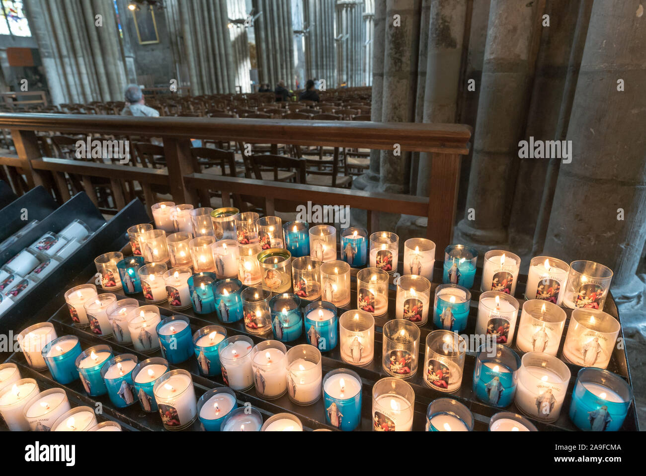 Rouen, Seine-Maritime / France - 12 août 2019 : des bougies votives dans la cathédrale de Rouen Banque D'Images