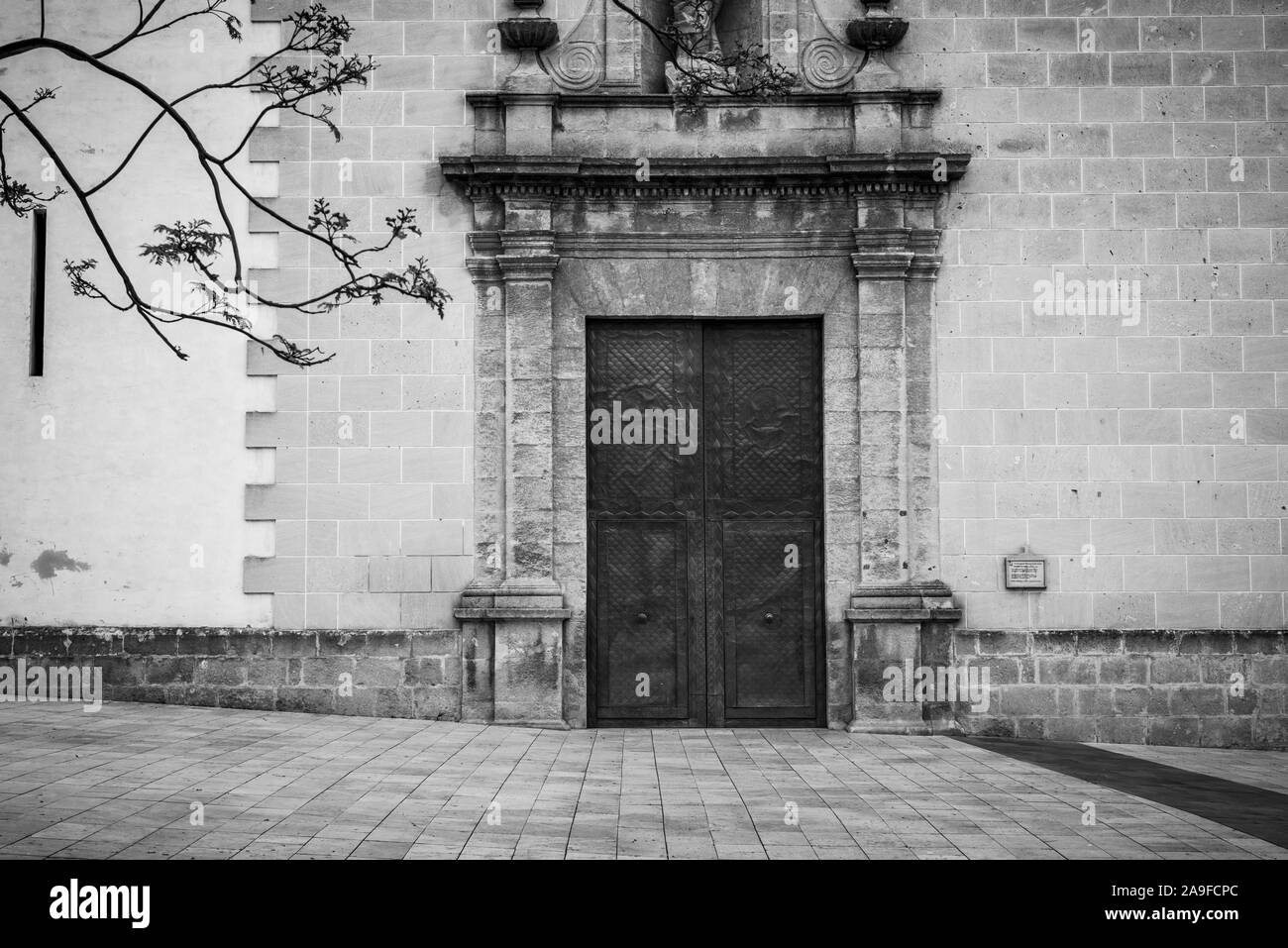 Une porte de métal sur un bâtiment de l'église moderne à Denia, Espagne. Banque D'Images