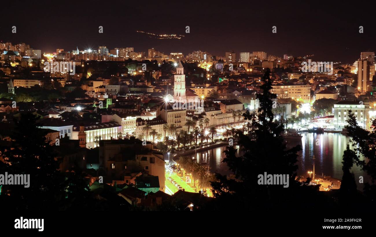 Split, Croatie, vue de Marjan la nuit Banque D'Images