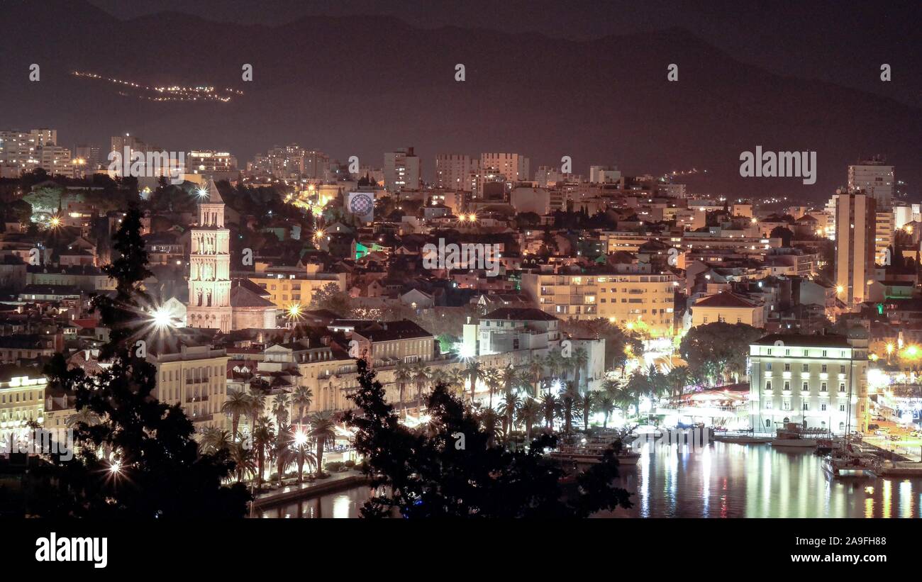 Split, Croatie, vue de Marjan la nuit Banque D'Images