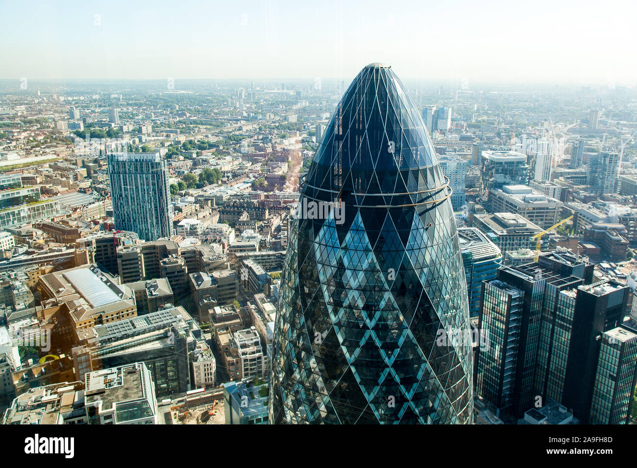 La pointe de London's iconic Gherkin building de très haut Banque D'Images