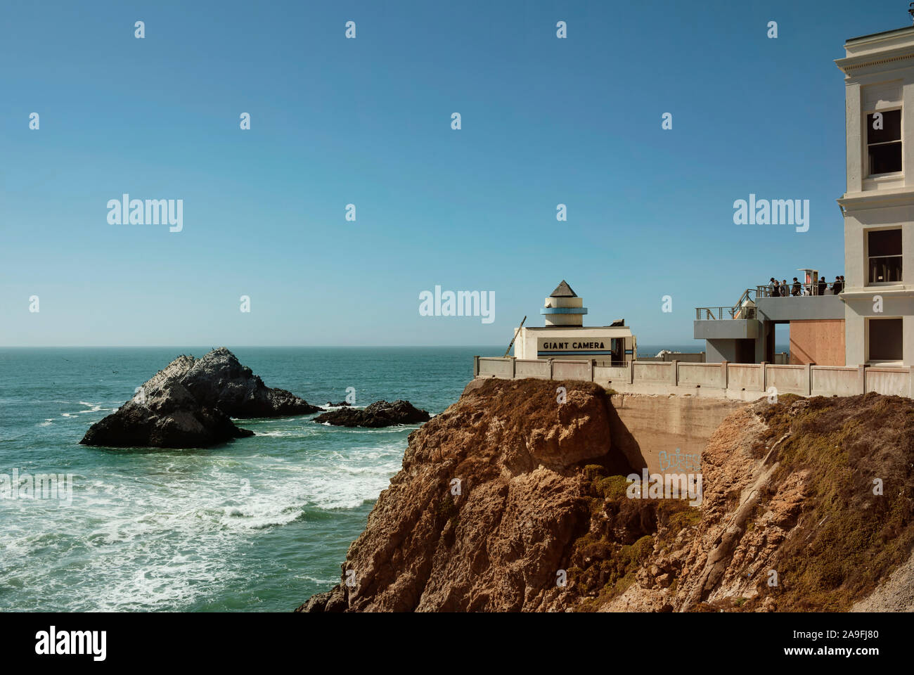 Paysage côtier de la Seal Rock, y compris l'installation de la caméra / Camera Obscura avec vue partielle de Cliff House. San Francisco, CA, USA Banque D'Images