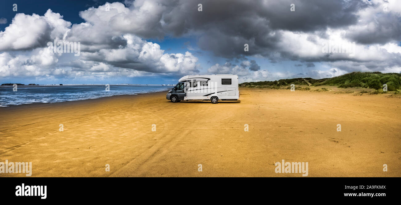 Maison mobile stationnée sur la plage Banque D'Images