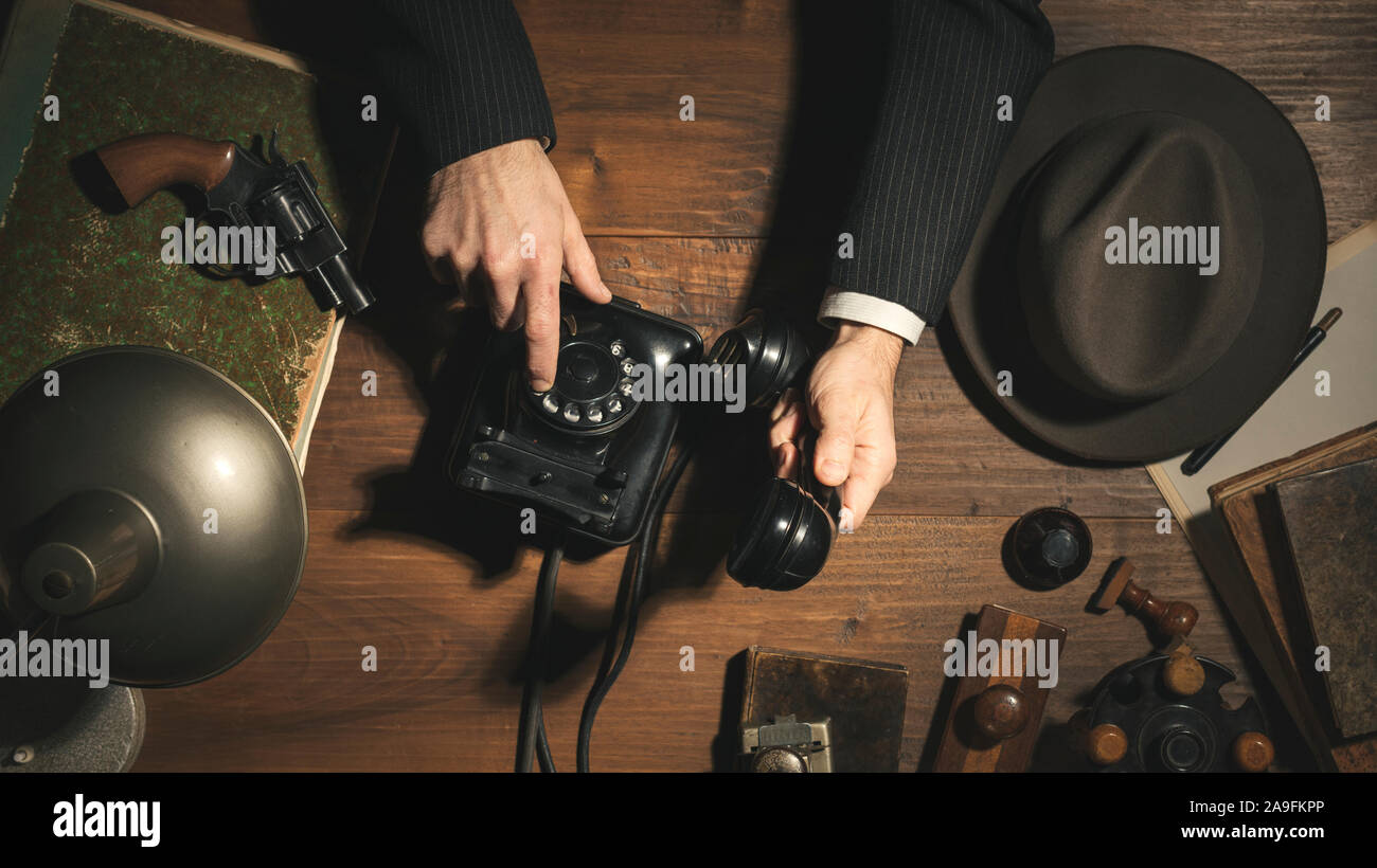 Style années 50, détective noir faire un appel tard dans la nuit dans le bureau d'époque, télévision lay Banque D'Images