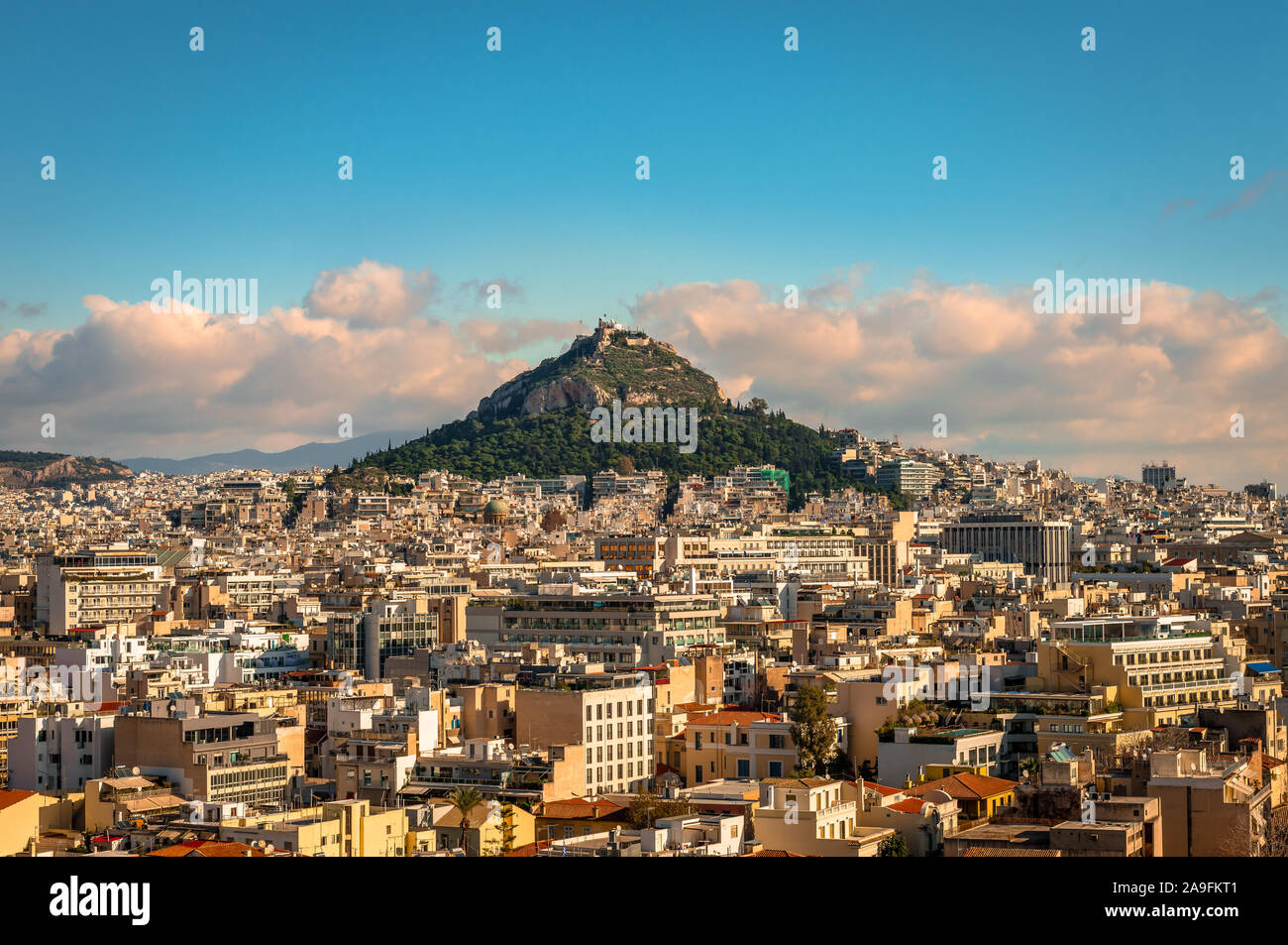 Vue sur le mont Lycabette et le quartier de Kolonaki depuis la colline d'Areopagus.Athènes, Grèce. Banque D'Images