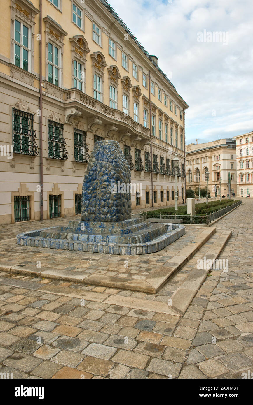 Le lapis-lazuli Brunnen monument. Bruno-Kreisky-Gasse, Vienne, Autriche Banque D'Images