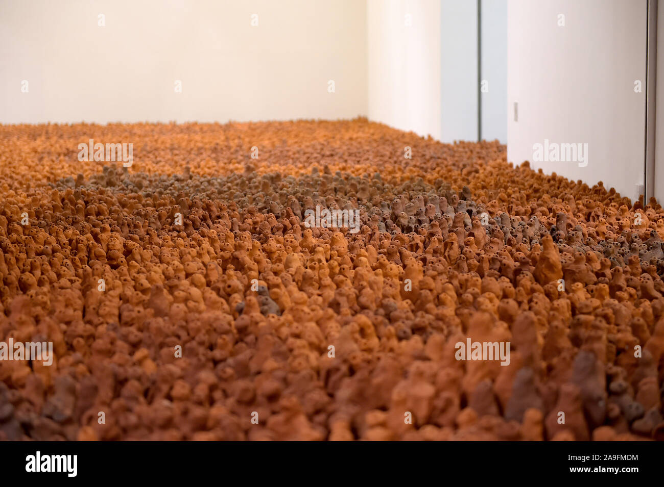 Colchester Essex UK 15 novembre 2019. Le célèbre champ pour les îles Britanniques, par Antony Gormley arrive à Firstsite Colchester dans l'Essex. Champ pour les îles Britanniques, qui se compose de 40 000 soldats en terre cuite, chaque minuscule est la plus importante d'art de la collection du Conseil des arts et de son arrivée à Colchester sera la dernière étape dans le voyage de cette pièce spectaculaire. Gormley, qui a remporté le prix Turner en 1994 après ce travail a été créé, en ce moment a une grande exposition solo à la Royal Academy. Crédit : MARTIN DALTON/Alamy Live News Banque D'Images