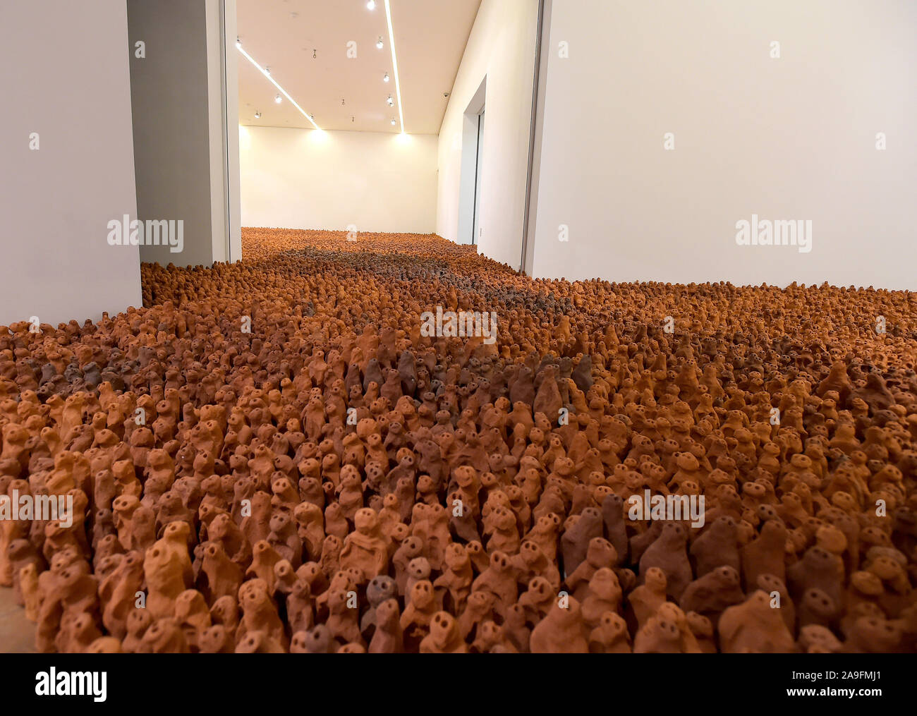 Colchester Essex UK 15 novembre 2019. Le célèbre champ pour les îles Britanniques, par Antony Gormley arrive à Firstsite Colchester dans l'Essex. Champ pour les îles Britanniques, qui se compose de 40 000 soldats en terre cuite, chaque minuscule est la plus importante d'art de la collection du Conseil des arts et de son arrivée à Colchester sera la dernière étape dans le voyage de cette pièce spectaculaire. Gormley, qui a remporté le prix Turner en 1994 après ce travail a été créé, en ce moment a une grande exposition solo à la Royal Academy. Crédit : MARTIN DALTON/Alamy Live News Banque D'Images