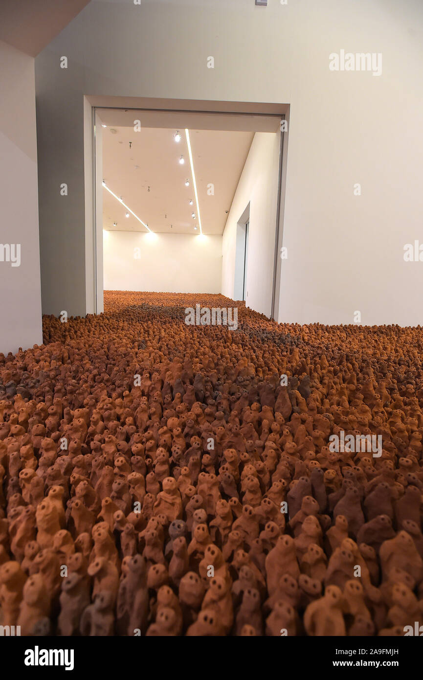 Colchester Essex UK 15 novembre 2019. Le célèbre champ pour les îles Britanniques, par Antony Gormley arrive à Firstsite Colchester dans l'Essex. Champ pour les îles Britanniques, qui se compose de 40 000 soldats en terre cuite, chaque minuscule est la plus importante d'art de la collection du Conseil des arts et de son arrivée à Colchester sera la dernière étape dans le voyage de cette pièce spectaculaire. Gormley, qui a remporté le prix Turner en 1994 après ce travail a été créé, en ce moment a une grande exposition solo à la Royal Academy. Crédit : MARTIN DALTON/Alamy Live News Banque D'Images