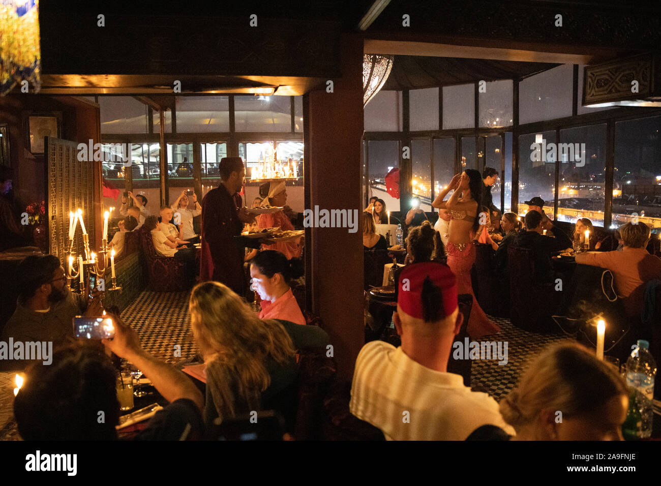 Les gens le dîner dans le restaurant Place Jemma el Fna Banque D'Images