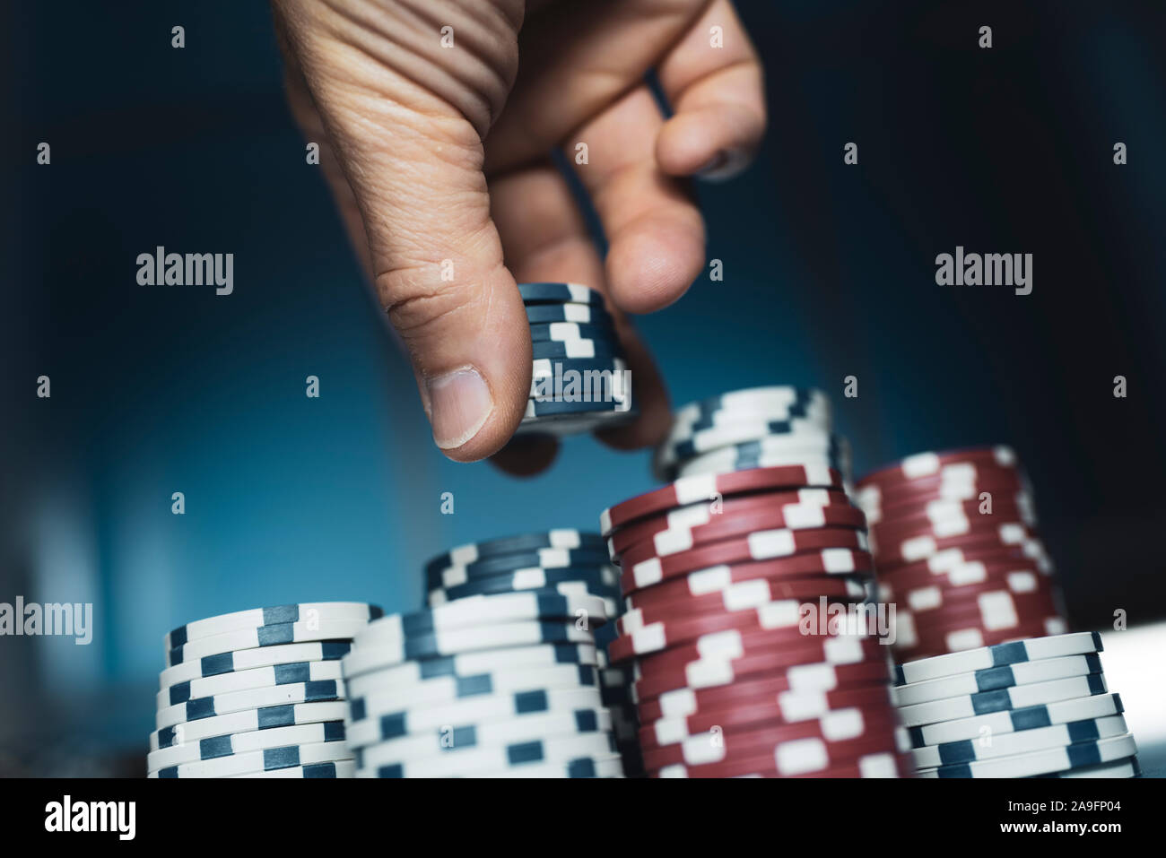 Joueur de poker avec succès l'empilement des jetons de poker au casino, jeux de hasard et bet concept Banque D'Images