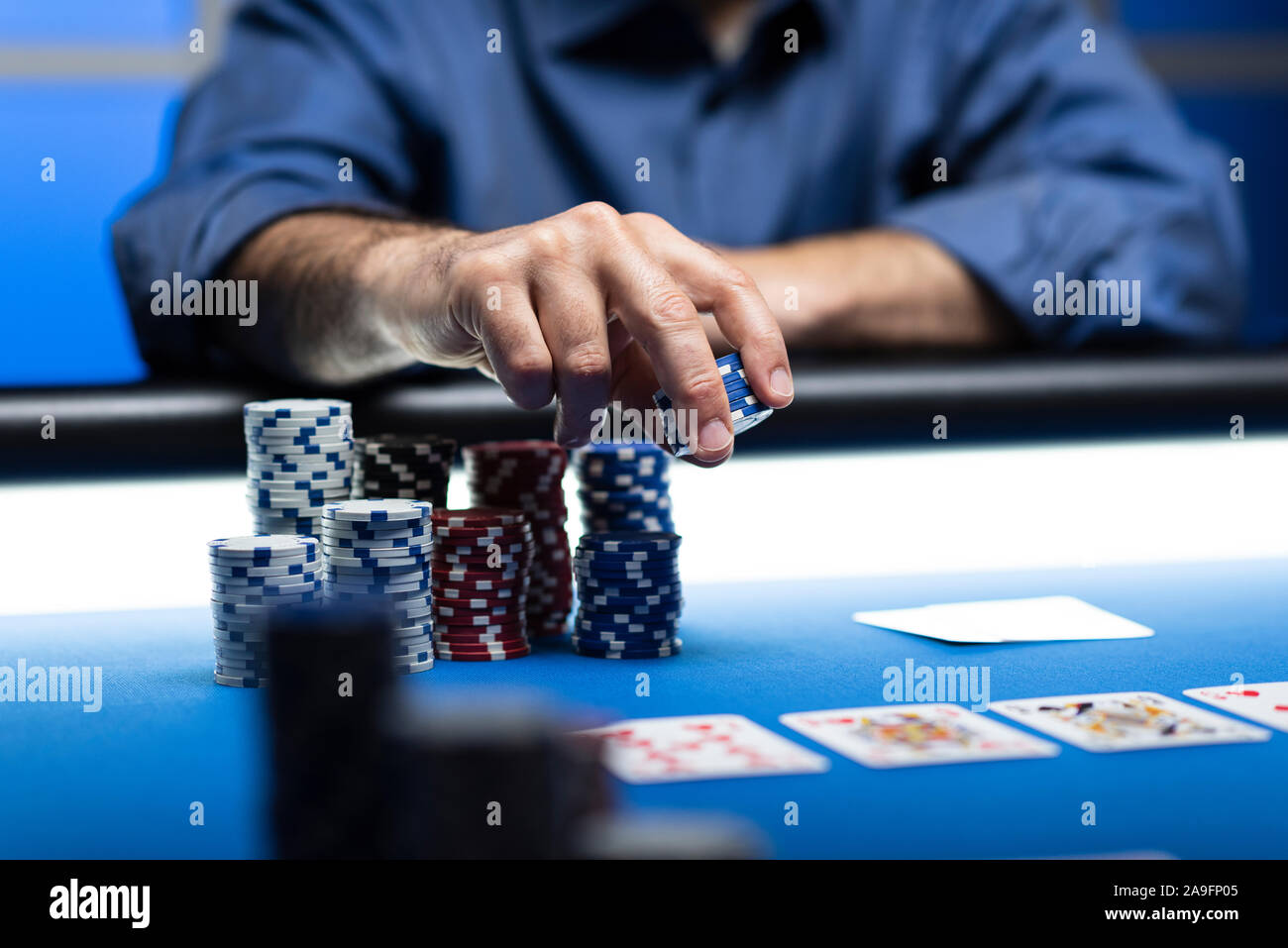 Joueur réussi à puces de pari et casino Hold 'Em Poker cartes sur table, les jeux de hasard et concept Banque D'Images