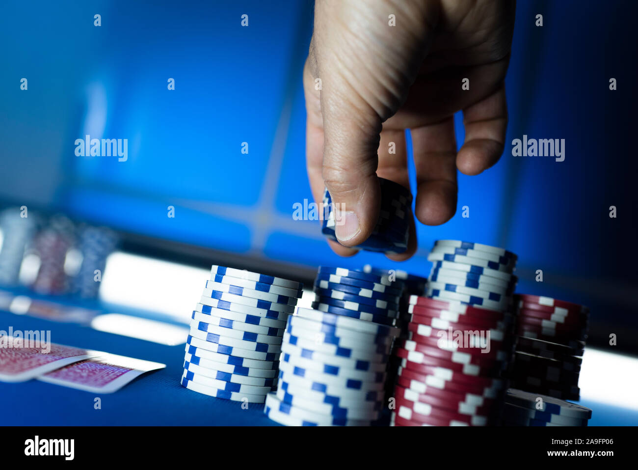 Empilage homme gagnante jetons sur la table de poker au casino, pari et gamble concept Banque D'Images