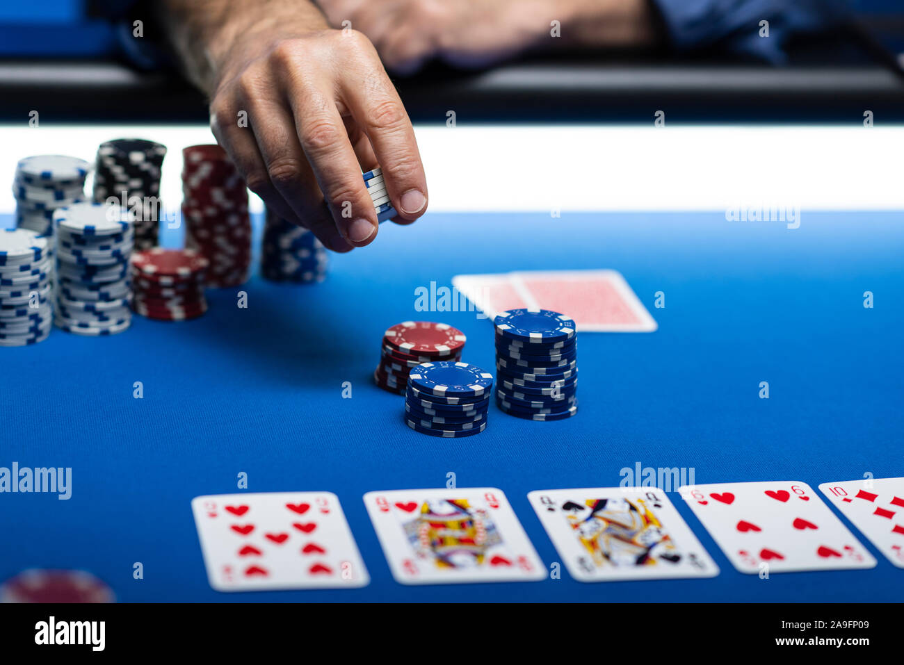 Joueur réussi à puces de pari et casino Hold'em poker cartes sur table, les jeux de hasard et concept Banque D'Images
