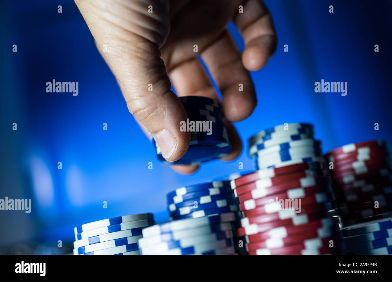 Joueur de poker avec succès l'empilement des jetons de poker au casino, jeux de hasard et bet concept Banque D'Images