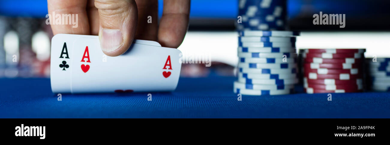Texas Hold'em Tournoi de poker au casino : un joueur tient deux cartes de ace Banque D'Images