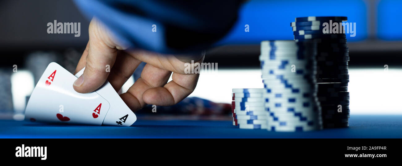 Texas Hold'em Tournoi de poker au casino : un joueur tient deux cartes de ace Banque D'Images