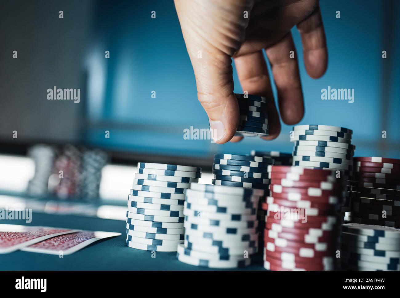 Cumul des jetons de poker joueur au casino, jeux de hasard et bet concept Banque D'Images