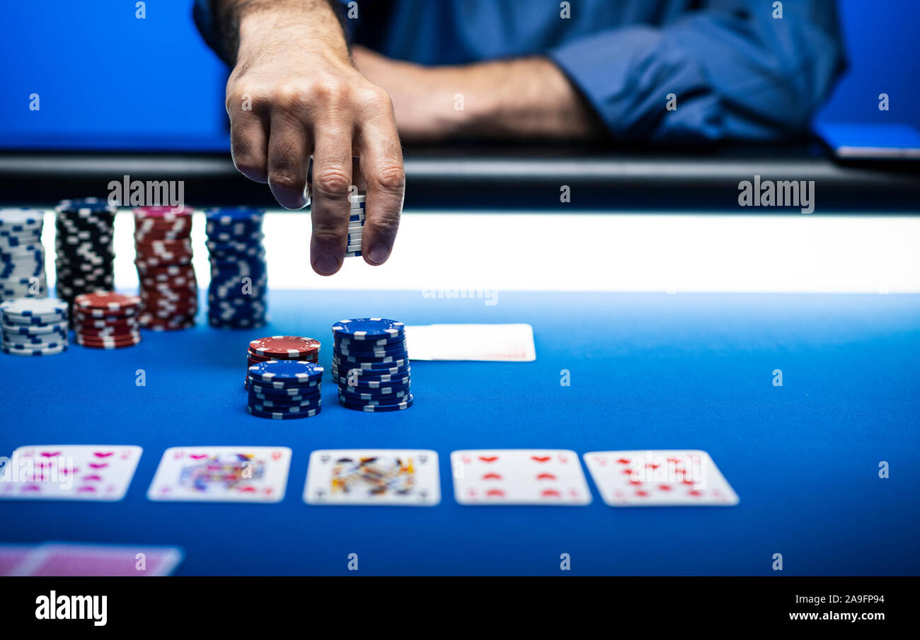 Puces de pari gagnant homme au casino et poker Hold'em cartes sur table, les jeux de hasard et concept Banque D'Images