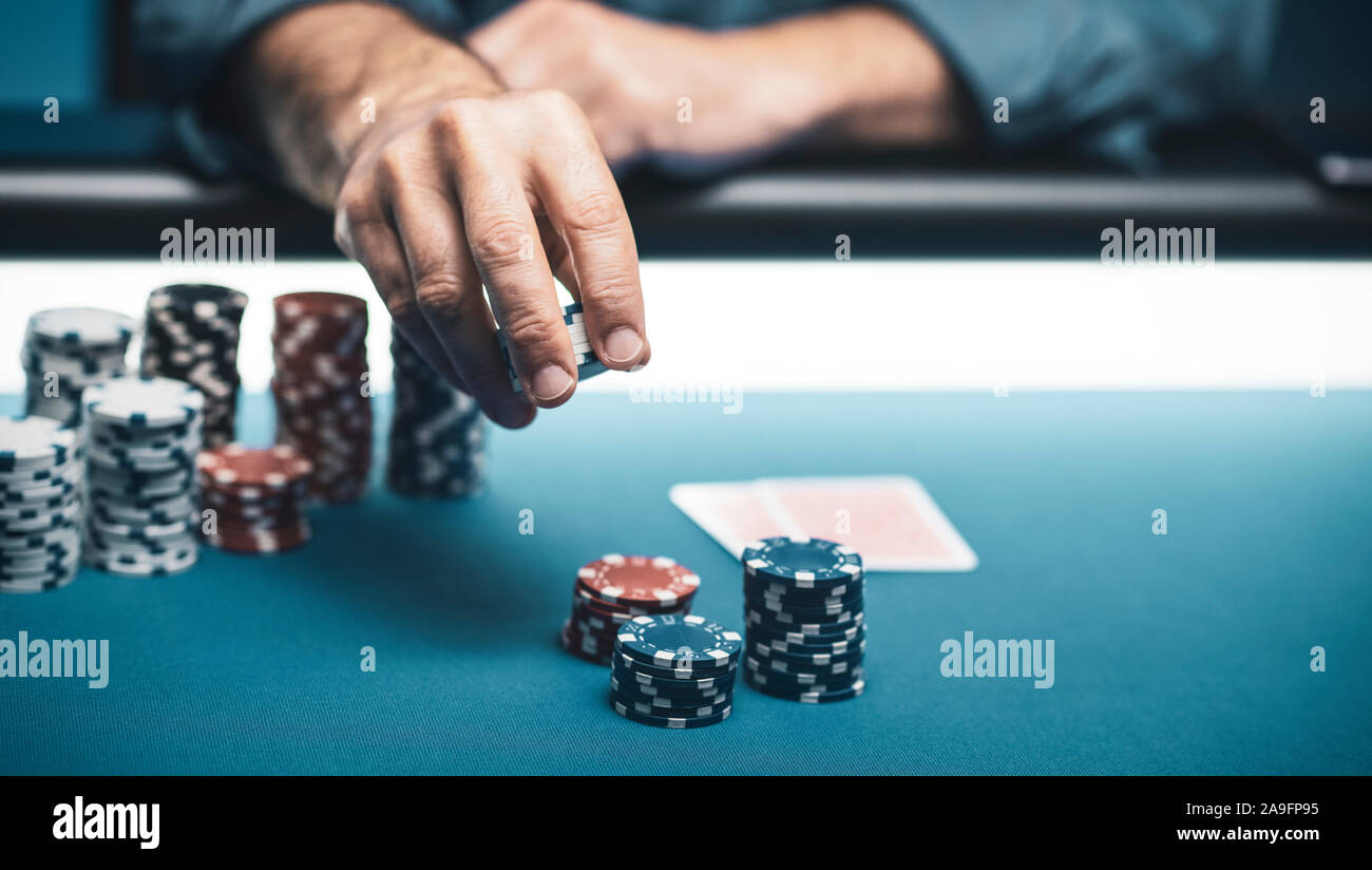 Joueur réussi à puces de pari et casino Hold 'Em Poker cartes sur table, les jeux de hasard et concept Banque D'Images
