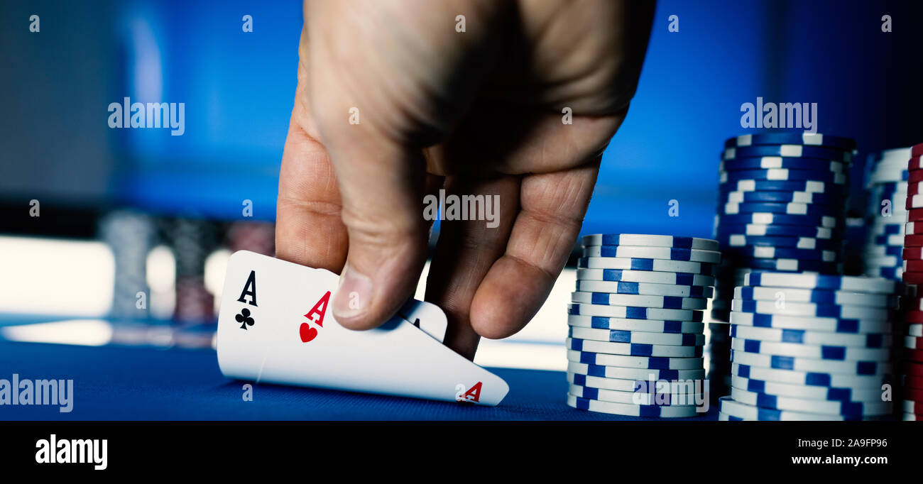 Texas Hold'em Tournoi de poker au casino : un homme tenant deux cartes de ace Banque D'Images