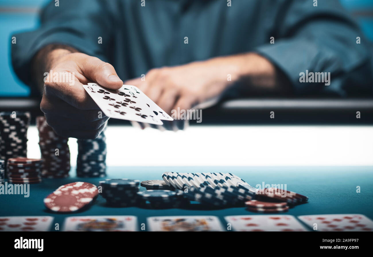 Man playing poker Texas Hold'em au casino, il est maintenant deux cartes Banque D'Images