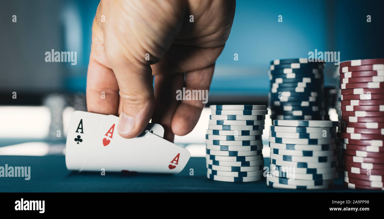 Texas Hold'em Tournoi de poker au casino : un homme tenant deux cartes de ace Banque D'Images